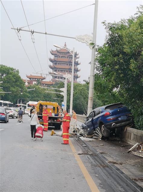 上海高架两车开斗气车险坠桥 交警：两司机被控制将严肃处理|上海市|交警|车险_新浪新闻