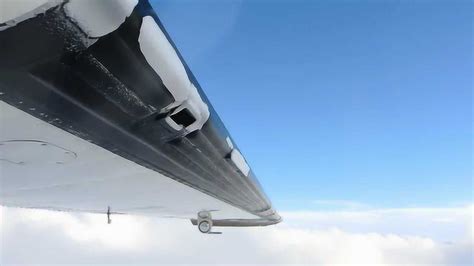 实拍飞机机翼空中结冰怎么办？机翼前缘胀气式除冰装置_腾讯视频