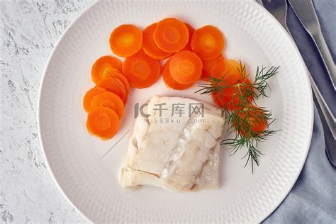 白盘上煮鳕鱼配胡萝卜和莳萝，fodmap dash 古饮食高清摄影大图-千库网