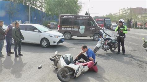 兴宁机场路口二辆摩托车相撞 一人受伤倒地_车祸新闻_梅州168