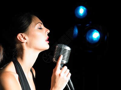 拿着乐谱练习唱歌的女性高清图片下载-正版图片501730721-摄图网