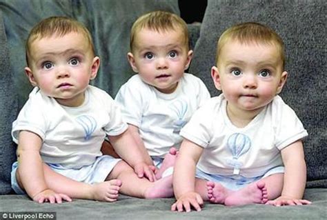 三胞胎,新生儿,男孩,裹毯,可爱的,请柬,兄弟,家庭,边框,模板摄影素材,汇图网www.huitu.com