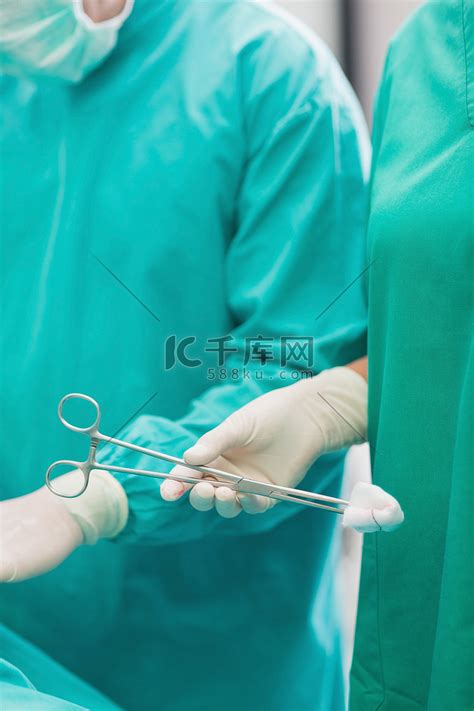 护士拿着手术剪的特写高清摄影大图-千库网