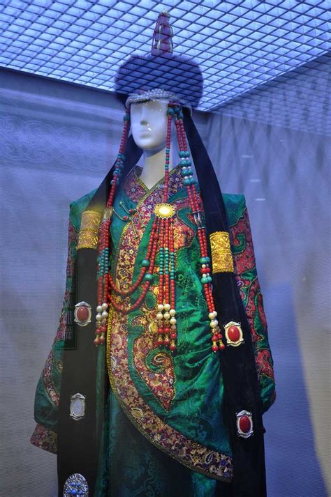 蒙古族服饰艺术节推动蒙古袍走向繁荣|蒙古|服饰_凤凰旅游