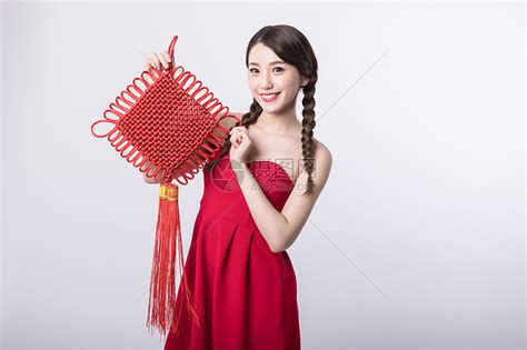 新春手拿中国结的可爱女孩高清图片下载-正版图片500785306-摄图网