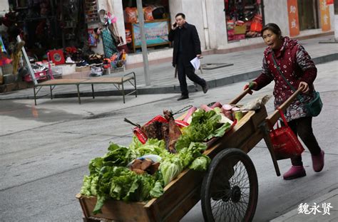留守农妇拉着板车进县城卖菜 自家的原生态蔬菜腊肉受欢迎|板车|农妇|县城_新浪新闻