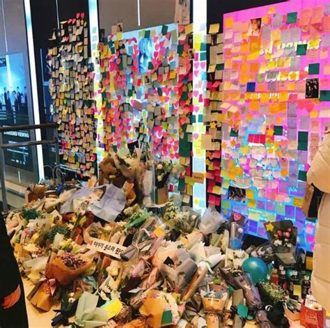 金钟铉粉丝们去SM公司楼下悼念 献花并贴满留言|金钟铉|去世|悼念_新浪娱乐_新浪网