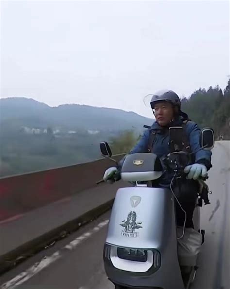 男子骑电动车从江西回成都过年：半个月跑了1500公里，每天住最便宜旅店-华龙网