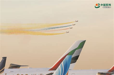 劲舞蓝天！空军八一飞行表演队精彩亮相迪拜航空展 - 新华网客户端