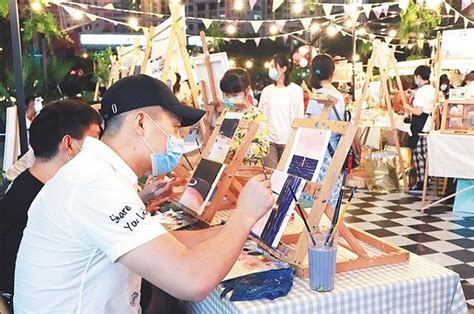 在创意市集的绘画摊位，游客现场体验油画创作。图片来源：受访者提供