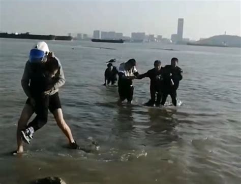 新“江湖”里有新担当！游客被困江滩，江苏靖江五位护渔员奋力救护