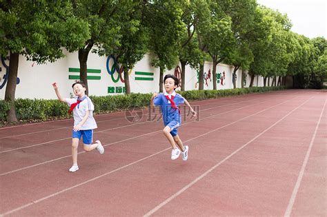 操场上跑步运动的小学生高清图片下载-正版图片500603601-摄图网