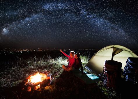 在野外露营，睡觉的时候帐篷里要一直亮灯吗？ - 知乎