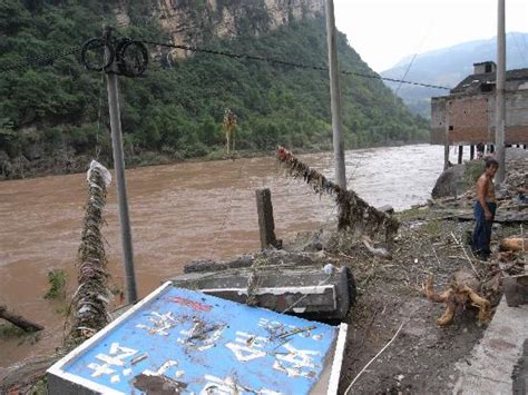 云南绥江盐津遭遇强降水 山洪冲毁房屋山体滑坡石块滚落-图片频道