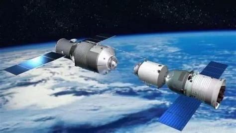 宇航员将替换的联盟号太空舱飞往空间站的新对接端口