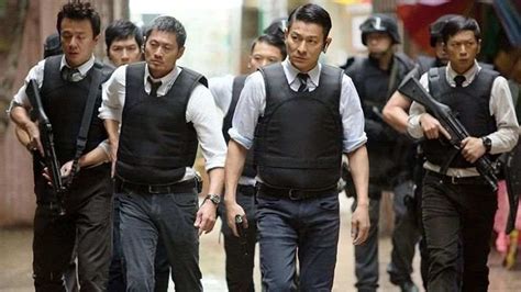 全民撑警！香港市民在白衣警长所属葵涌警署与防爆盾合影：坏人见了怕，我们见了爱