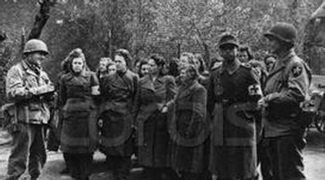 二战时期，苏联派女兵上战场，为何配备行动不便的裙子高跟鞋？|女兵|苏联|德军_新浪新闻