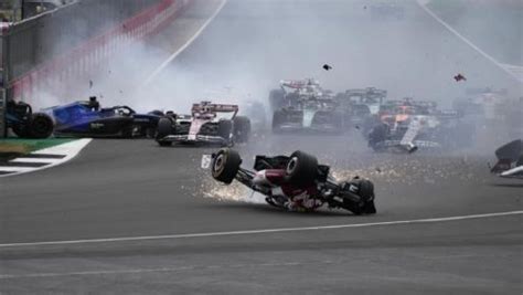 F1英国站起步，周冠宇遭遇严重撞车事故