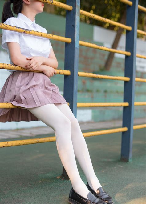 cosplay摆拍：白色丝袜校园装，青春纯洁扑面而来|丝袜|校园|白色_新浪新闻