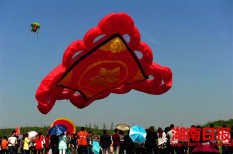 世界最长风筝亮相重庆 长6000米花2年制作(图)|世界之最|最长风筝_新浪新闻