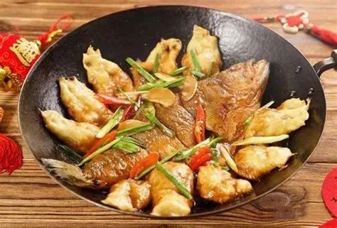 【铁锅炖鱼的做法步骤图，铁锅炖鱼怎么做好吃】邱叔饭堂_下厨房