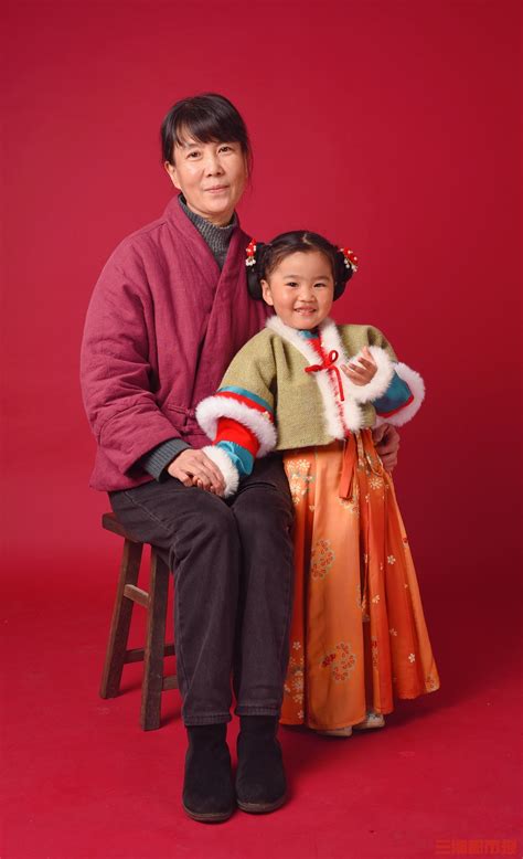长沙退休奶奶为孙女缝制5个朝代服装，网友直呼羡慕-三湘都市报