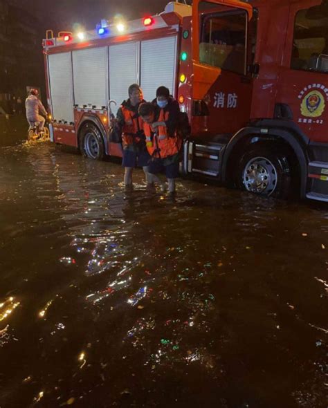 北京暴雨中被洪水冲走的数辆汽车视频 _网络排行榜