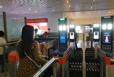 高铁站的自动取票机高清图片下载_红动中国