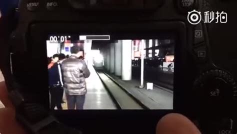 南京乘客上车时包被地铁门夹住 致多班列车延误_地方站_腾讯网