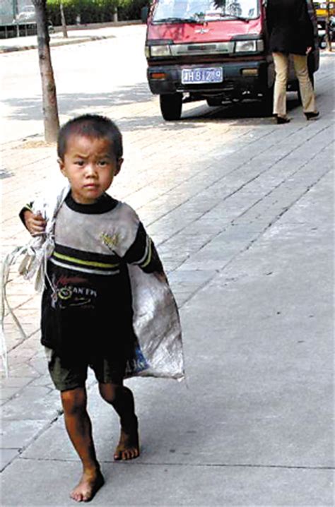 被遗弃孩子的上海“警察爸爸”：10年为8名被丢弃在医院的儿童找回父母_手机新浪网