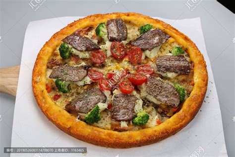 以配料为背景的至尊披萨的水平图像高清图片下载-正版图片503284493-摄图网