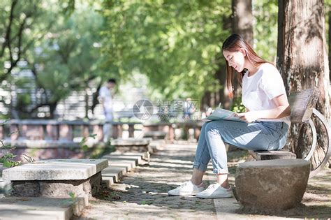 夏天女孩在大树下看书插画图片下载-正版图片600035220-摄图网