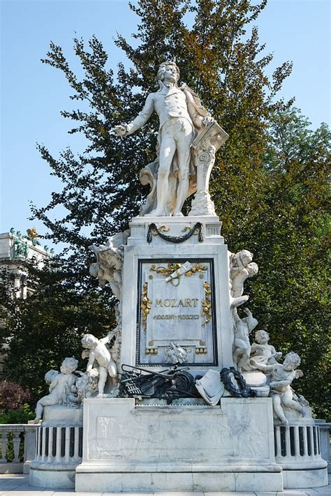 奥地利,维也纳,莫扎特雕像,城堡花园,莫扎特,作曲家,古典乐,垂直画幅,纪念碑,雕塑,摄影素材,汇图网www.huitu.com