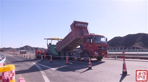 酒泉：抓好公路养护 喜迎“一会一节”_路面