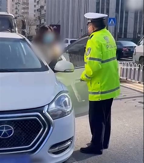 北京一女司机违停不接电话，男子报警反被怼：你打个车出去不行？