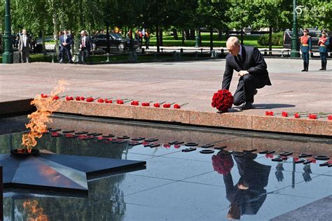 纪念卫国战争爆发80周年俄罗斯总统普京向无名烈士墓献花 - 图说世界 - 龙腾网