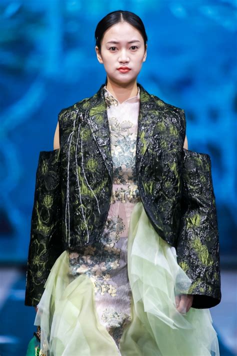 江西服装学院学生作品发布秀亮相2021中国（赣州）服装原创设计周-服饰商情网|CFI