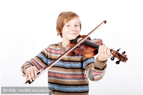 男孩拉小提琴图片_男孩拉小提琴设计素材_红动中国