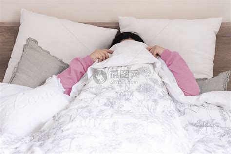 睡在被盖子底下的懒女人高清图片下载-正版图片503929109-摄图网