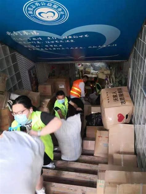开学前，30吨助学捐赠物资上海启程运往云南