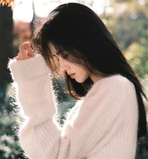 长裙温柔披发女生头像
