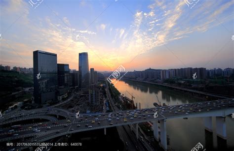 重庆化龙桥超高层项目主塔楼突破300米_时图_图片频道_云南网