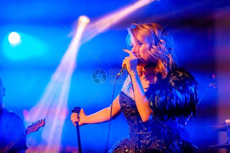 女孩歌手在夜总会的舞台上歌唱高清图片下载-正版图片504106847-摄图网