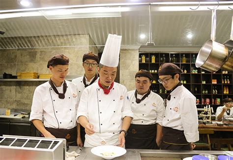 西餐厨师培训学校怎么选最好？_上海欧米奇西点西餐学院官网