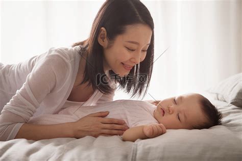妈妈陪宝宝睡觉高清摄影大图-千库网