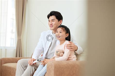 女儿和父亲在家里玩汽车高清图片下载-正版图片503589544-摄图网