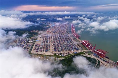 宁波舟山港：首批4台自动化龙门吊登陆金塘港区-人民图片网