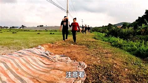 盲山 ：男人和女人偷情，结果被发现了