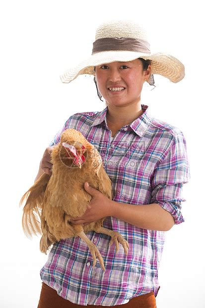 站着中年女人拿着一只鸡高清图片下载-正版图片501943794-摄图网
