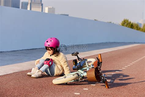 小女孩骑车摔倒受伤高清图片下载-正版图片501893253-摄图网